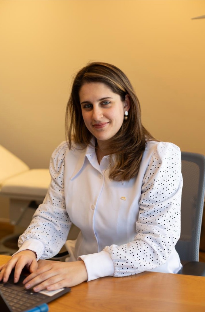 Dra. Eloá no consultório