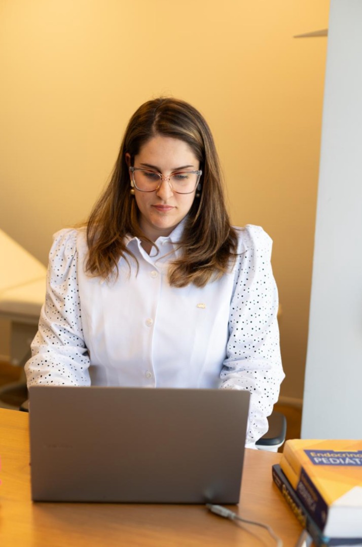 Dra. Eloá Rondi no consultório